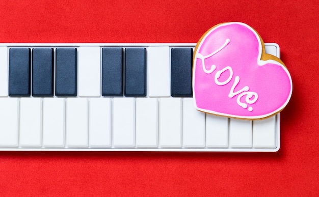 Foto coração do amor do teclado da música de computador.