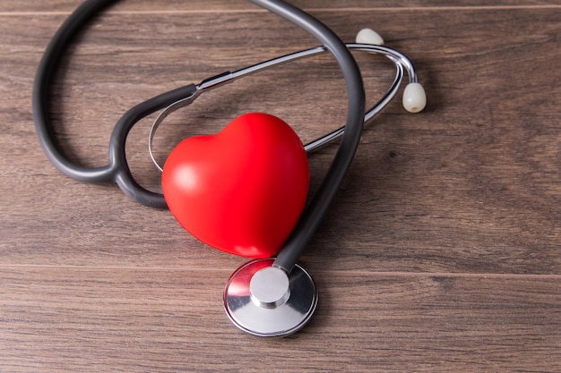 Coração e estetoscópio de borracha vermelhos