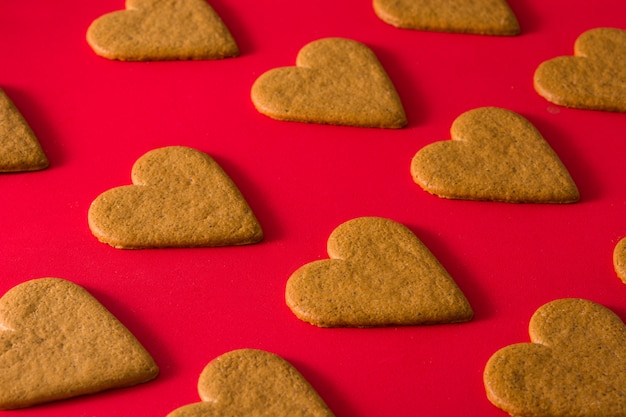 Coração em forma de padrão de cookies na superfície vermelha conceito de dia dos namorados e dia das mães