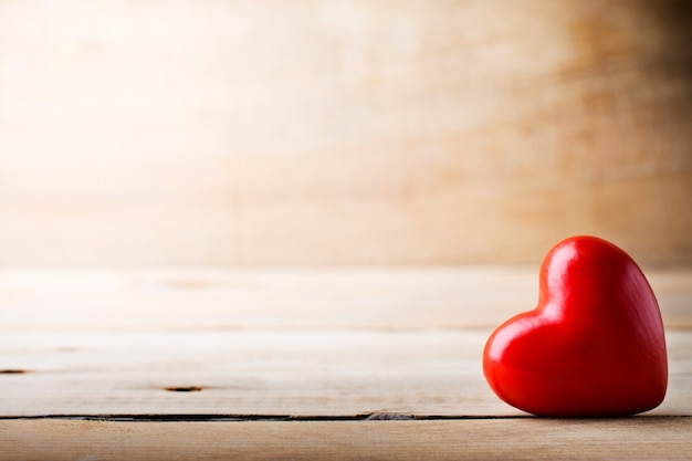 Coração em uma placa de madeira - cartão do Dia dos Namorados