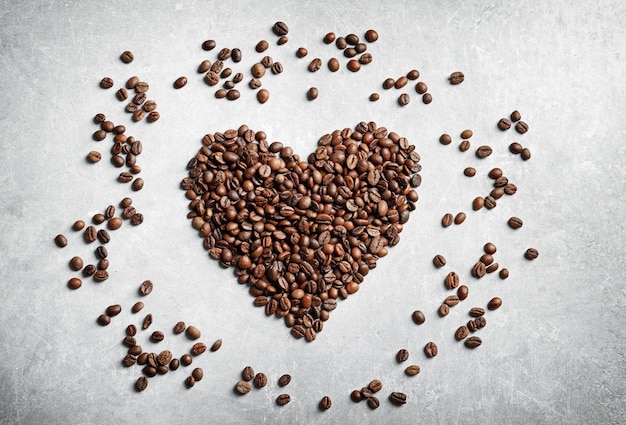 Coração feito de grãos de café na luz de fundo