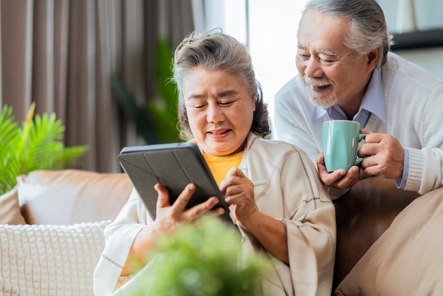 Coração feliz aquecendo o velho avô aposentado, conversa de videochamada com sua família à distância, juntamente com expressão descuidada e alegre em casa no fundo interior