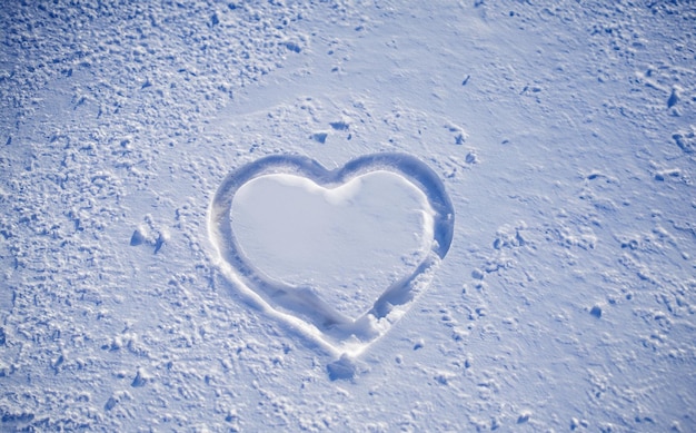 Coração na neve branca