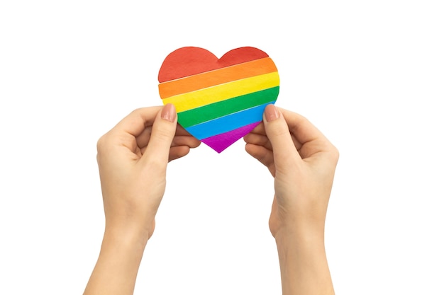 Coração nas cores do arco-íris LGBT em mãos isoladas em uma foto de fundo branco