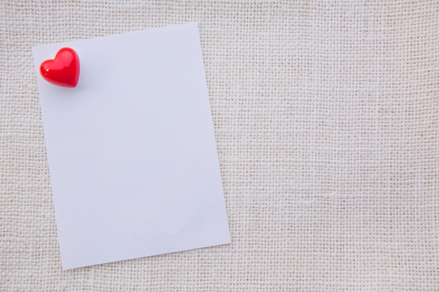Coração vermelho abstrato do dia dos namorados com papel na textura de linho de tecido branco para design gráfico ou adicionar mensagem de texto Conceito de amor