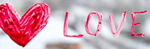 Coração vermelho AMOR na janela, fique em casa, quarentena, lazer, vamos todos ficar bem, Dia dos Namorados, Amor, Romance