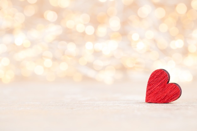 Coração vermelho, cartão de dia dos namorados. Bokeh.