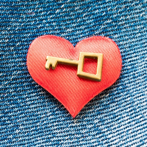 Coração vermelho com chave no fundo da calça jeans