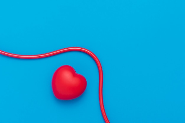 Coração vermelho com estetoscópio azul