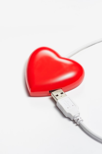 coração vermelho conectar-se com o plugue USB