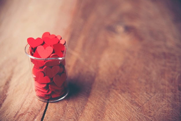 Coração vermelho do dia de valentim na madeira velha. cartão de feriados com espaço de cópia