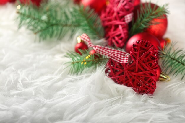 Coração vermelho e decoração de Natal em pelo branco, vista de perto