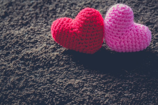 Coração vermelho e rosa abstrato tricô para o conceito de amor do dia dos namorados
