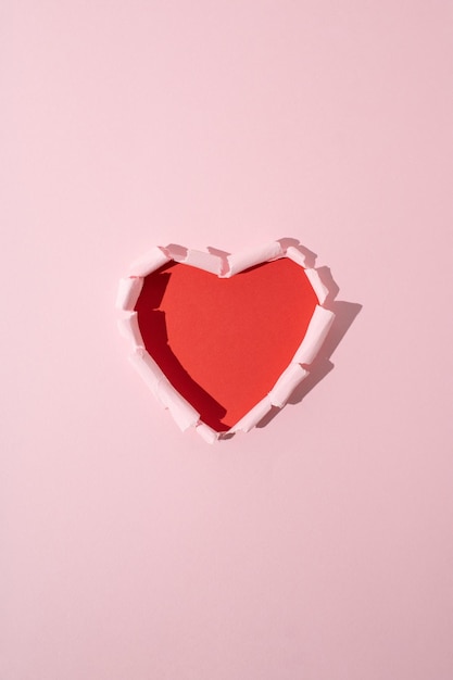 Foto coração vermelho feito de papel rosa rasgado conceito mínimo de amor ou dia dos namorados