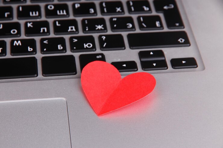 Foto coração vermelho no teclado do computador de perto