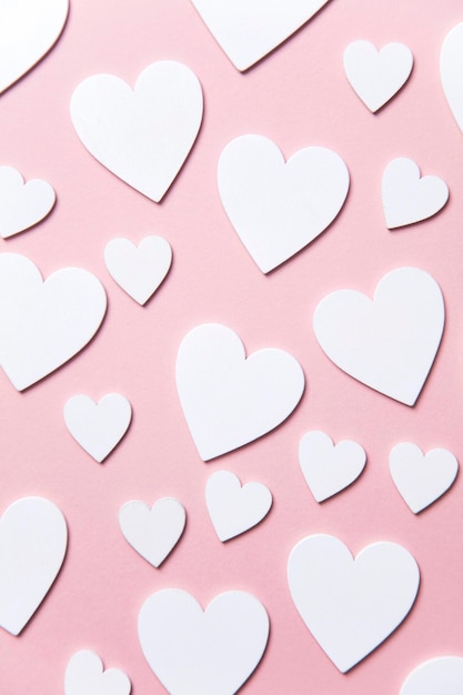 Corações brancos em um fundo rosa pastel Dia dos namorados Fundo do dia das mães