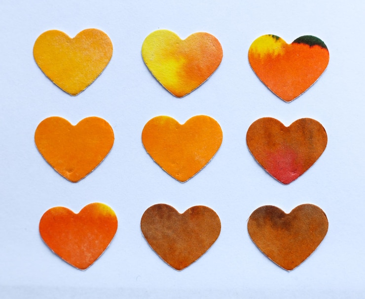 Foto corações coloridos em estilo aquarela isolados em fundo branco feitos à mão