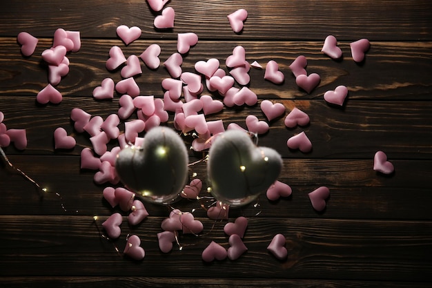 Corações com taças de vinho Conceito de amor romântico Fundo festivo Cartão postal de dia dos namorados Luzes e lâmpadas