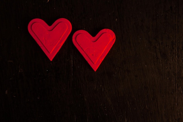 Corações de amor em fundo de textura de madeira conceito de cartão de dia dos namorados fundo de coração original