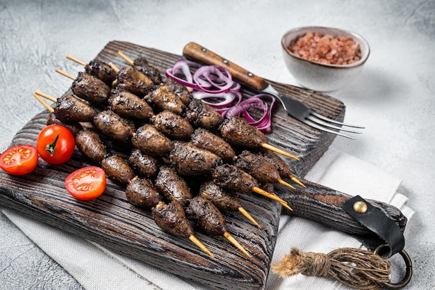 Corações de frango grelhados no espeto com ervas e especiarias Fundo branco Vista superior