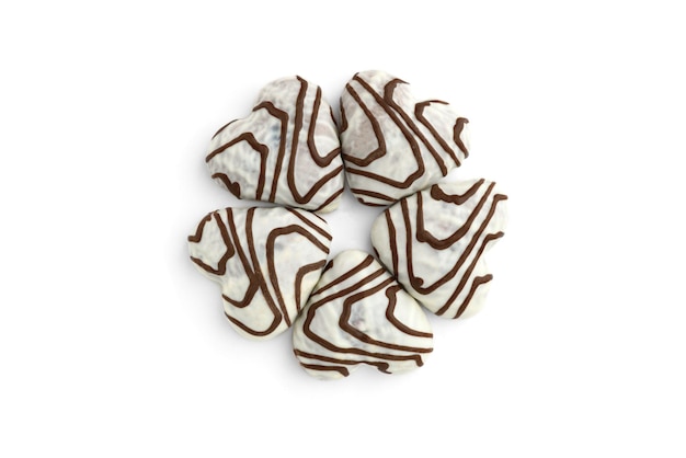 Corações de gengibre cobertos com chocolate branco com recheio de geléia isolado no fundo branco
