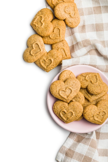 Foto corações de gengibre doce isolados no fundo branco