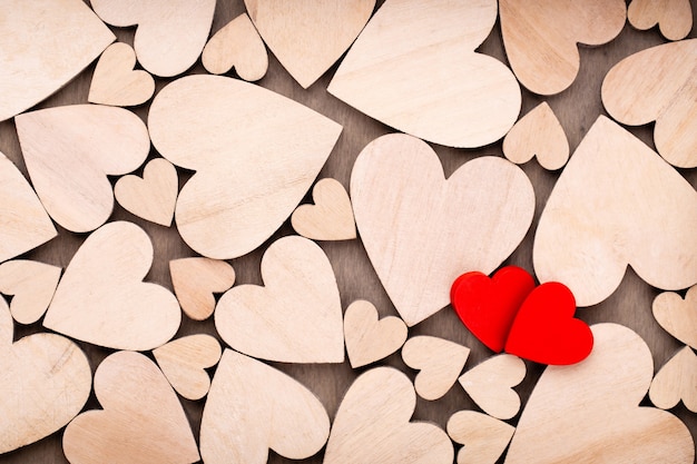 Corações de madeira, um coração vermelho no fundo do coração de madeira.