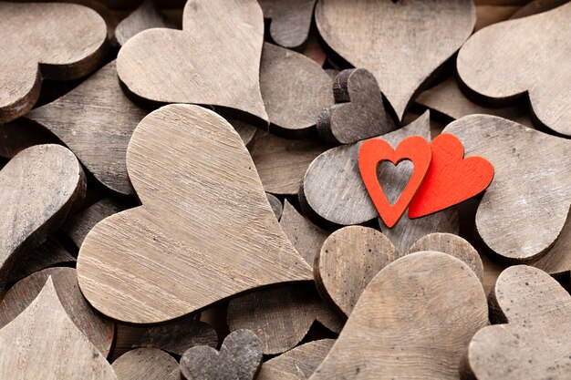 Corações de madeira, um coração vermelho no fundo do coração.