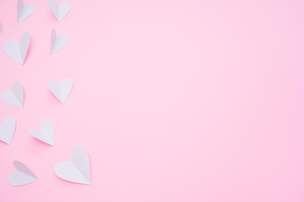 Corações de papel branco em fundo rosa para feliz dia dos namorados feliz dia das mães