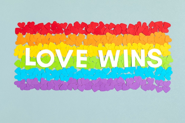 Corações de papel em forma de bandeira com listras da cor do arco-íris, símbolo do Orgulho LGBT gay. Amor, diversidade, tolerância, conceito de igualdade
