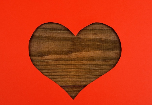 Corações de papel em fundo de madeira