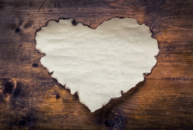 Corações de papel em uma placa de madeira. dia dos namorados, dia do casamento. coração vazio, espaço livre para o seu texto de amor.