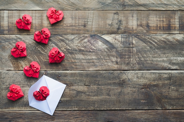 Corações de papel vermelho com envelope branco