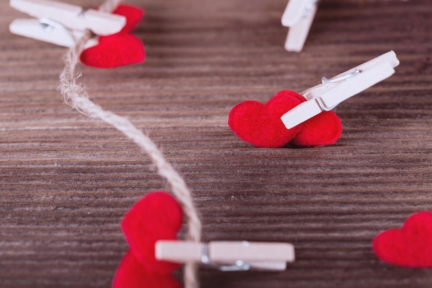 Foto corações de têxteis vermelhos conectados por um prendedor de papel