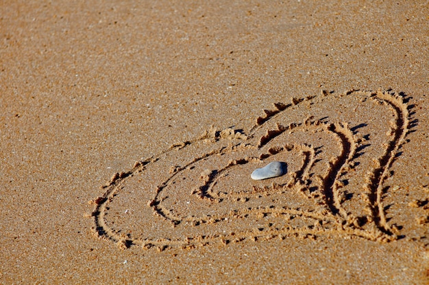 Corações desenhados na areia
