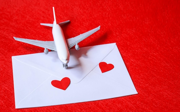 Corações e um avião em um fundo vermelho Dia dos Namorados Foco seletivo