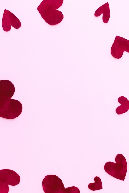 Corações elegantes dos namorados em espaço de papel rosa para texto Modelo de cartão de dia dos namorados Amor