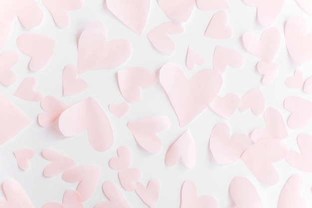 Corações pastel rosa fofos em fundo de papel branco Flat lay Feliz dia dos namorados Recortes de coração de papel rosa em pano de fundo branco cartão de felicitações de imagem suave Padrão de dia dos namorados
