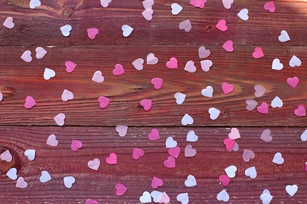 Corações rosa e roxos em um fundo de madeira