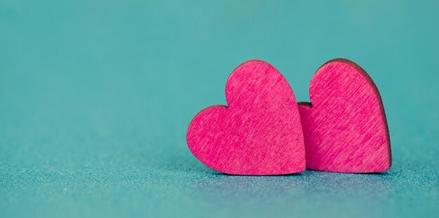 Corações rosa em um fundo turquesa, cartão de dia dos namorados, dia das mães e desejos de aniversário