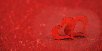 Corações vermelhos com bokeh de fundo, cartão de dia dos namorados, dia das mães e desejos de aniversário, amor