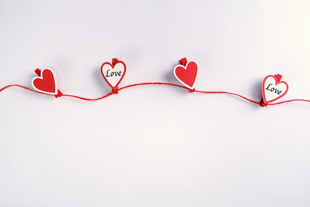 Corações vermelhos e brancos pendurados na corda. conceito dia dos namorados.