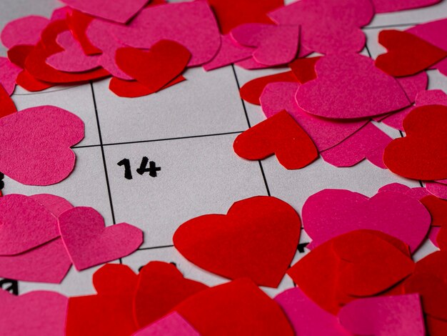 Corações vermelhos e rosa no calendário branco com o dia dos namorados