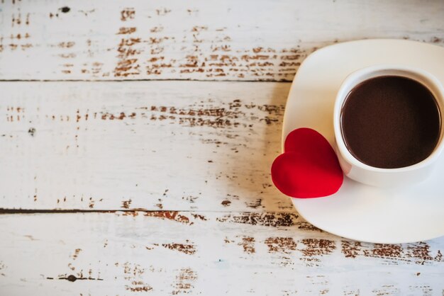 Corações vermelhos e uma xícara de café.