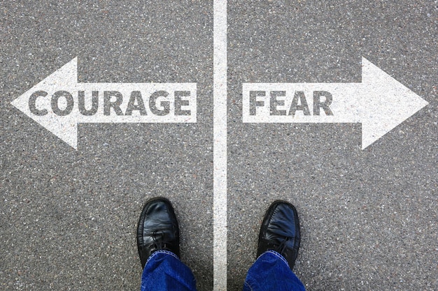 Coragem e medo arriscam segurança força futura forte conceito de negócio perigo
