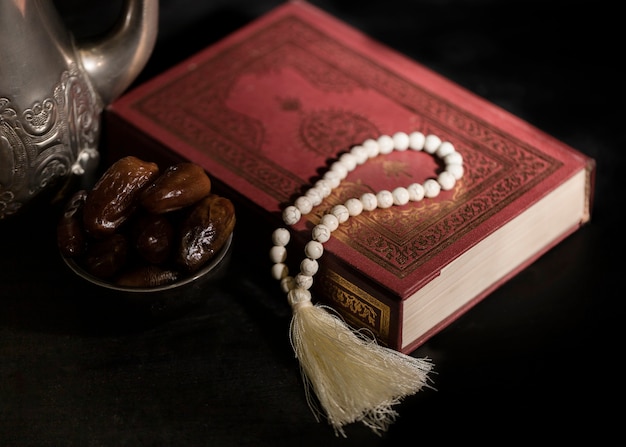 Foto corán de alto ángulo para la celebración del día de ramadán