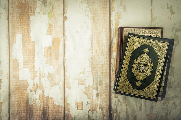Corán - libro sagrado de los musulmanes (artículo público de todos los musulmanes) sobre la mesa, bodegón