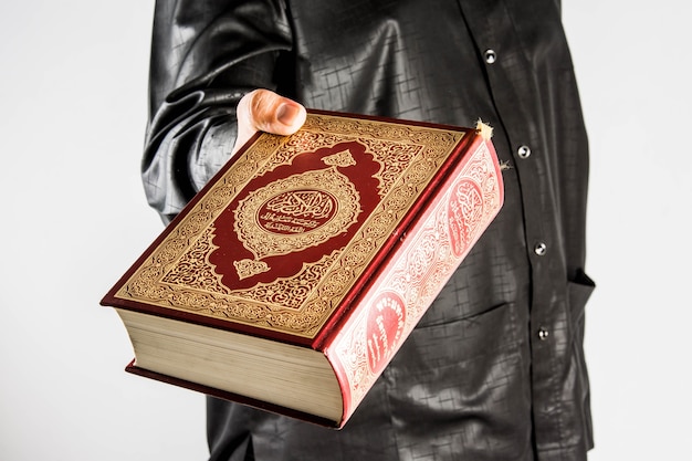 Corán en la mano - libro sagrado de los musulmanes (artículo público de todos los musulmanes) Corán en la mano