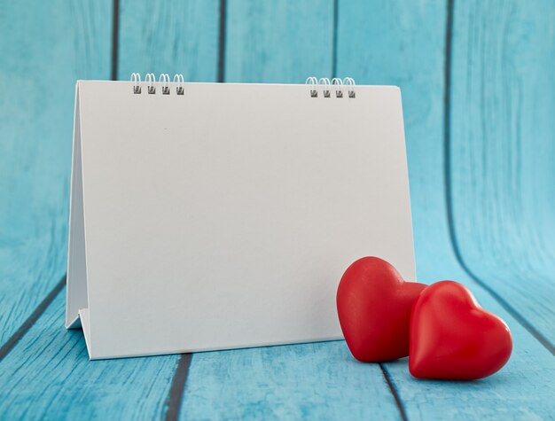 Corazón de amor y calendario vacío