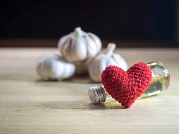 Corazón artesanal rojo fuerte con aceite de ajo